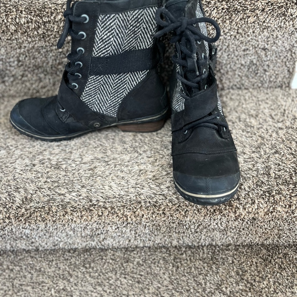 Sorel Black and Gray Lace Up Boots